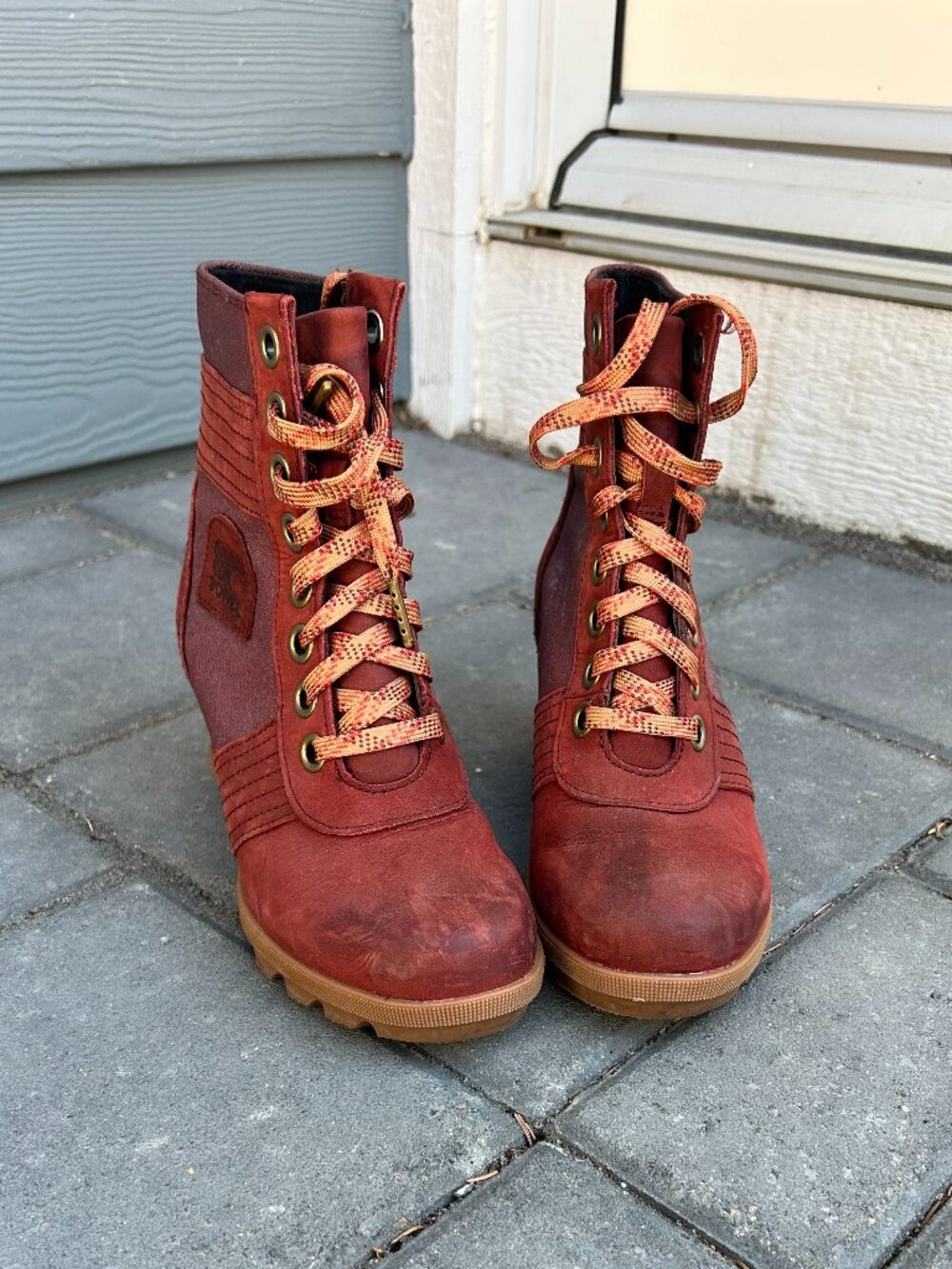 Sorel high wedge women's lace-up boots red leather in size 5.5
